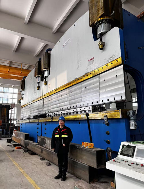 Latest company news about لقد تم تصدير CNC TANDEM HYDRAULIC PRESS BRAKE إلى الهند مؤخرًا.