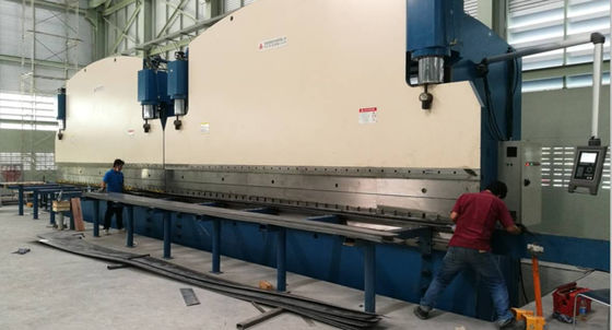 عبء ثقيل معالجة المعادن CNC الفرامل الهيدروليكية للضغط مع 400L سعة خزان النفط 200T ماكس. الضغط والسكتة الدماغية القابلة للتعديل