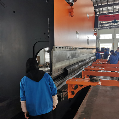 400 طن CNC الفرامل الهيدروليكية للضغط مع 8000 مم الطول العامل و DELEM DA53T التحكم