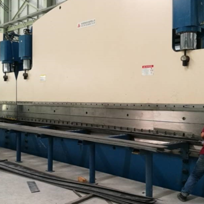 الفرامل الهيدروليكية المضغوطة CNC Tandem بقوة عمل 320 طن وطول طاولة 6000 مم مع نظام DELEM DA53T CNC