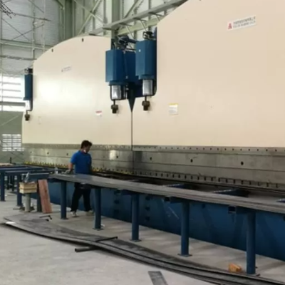مكابح ضغط ترادفية CNC 2 × 650 طن 7M للخدمة الشاقة لإنتاج أعمدة الإنارة الطويلة المدببة والمثمنة