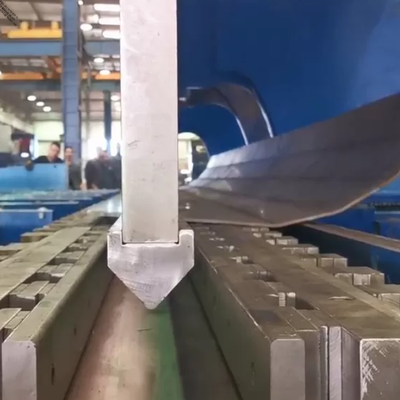 مكابح ضغط ترادفية CNC 2 × 650 طن 7M للخدمة الشاقة لإنتاج أعمدة الإنارة الطويلة المدببة والمثمنة