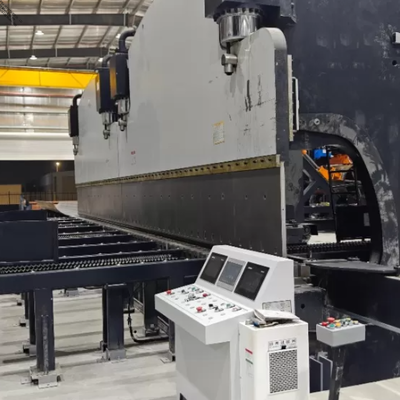 مكابح ضغط ترادفية CNC 2 × 650 طن 7M للخدمة الشاقة لإنتاج أعمدة الإنارة الطويلة المدببة والمثمنة