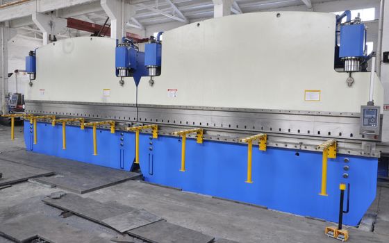 مكبس فرامل ترادفي CNC بقوة عمل 1600 طن، لصنع الصواري العالية والأعمدة الأحادية